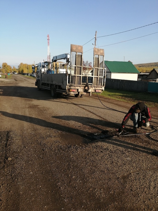 В селе Успенка Рыбинского района провели ямочный ремонт дорожного хозяйства.