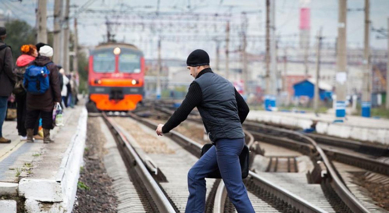 Ответственность за проход по железнодорожным путям в неустановленных местах.